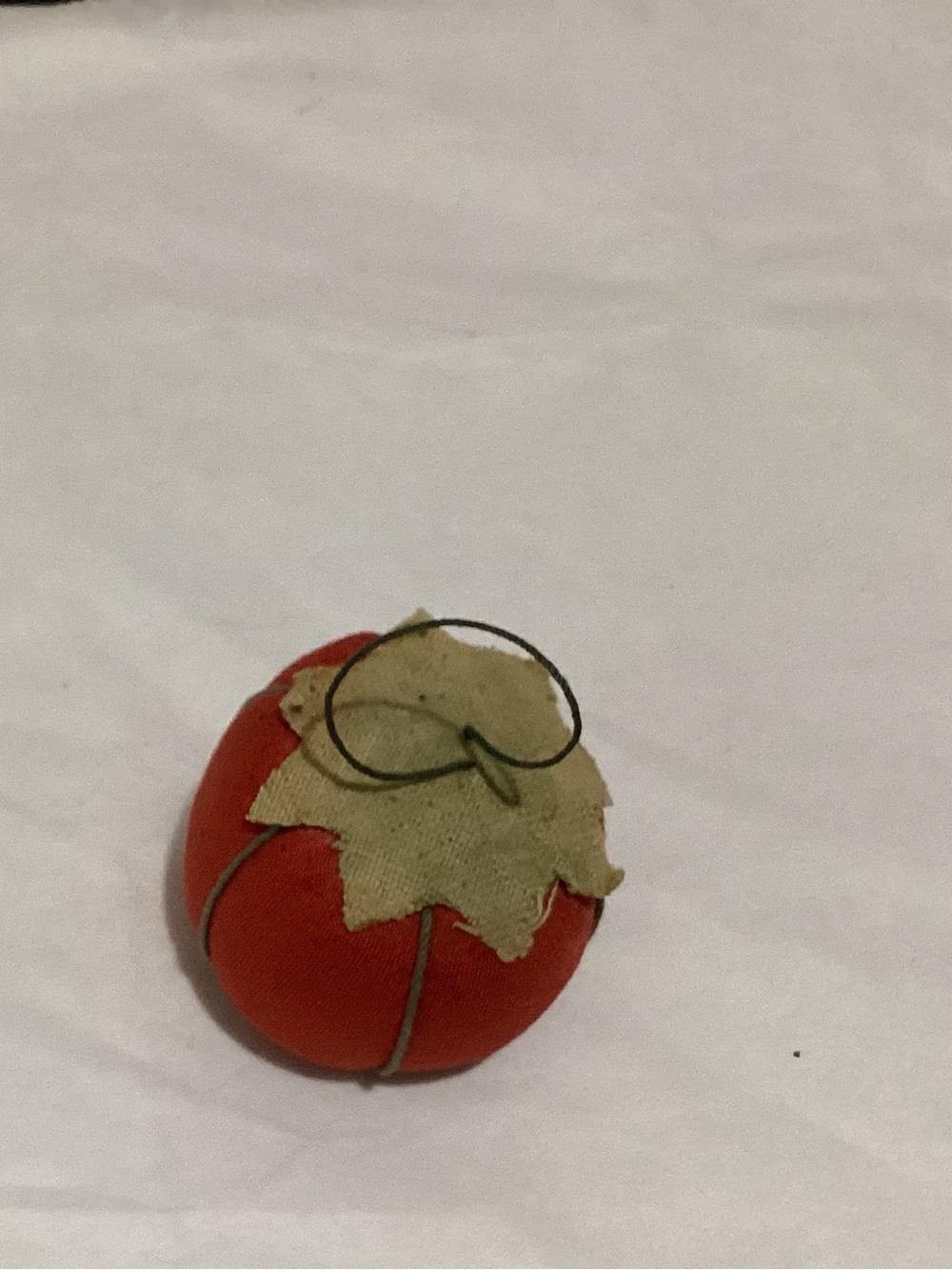 Vtg. 1940s Pin Custion miniature tomato with green Felt leaf and a string